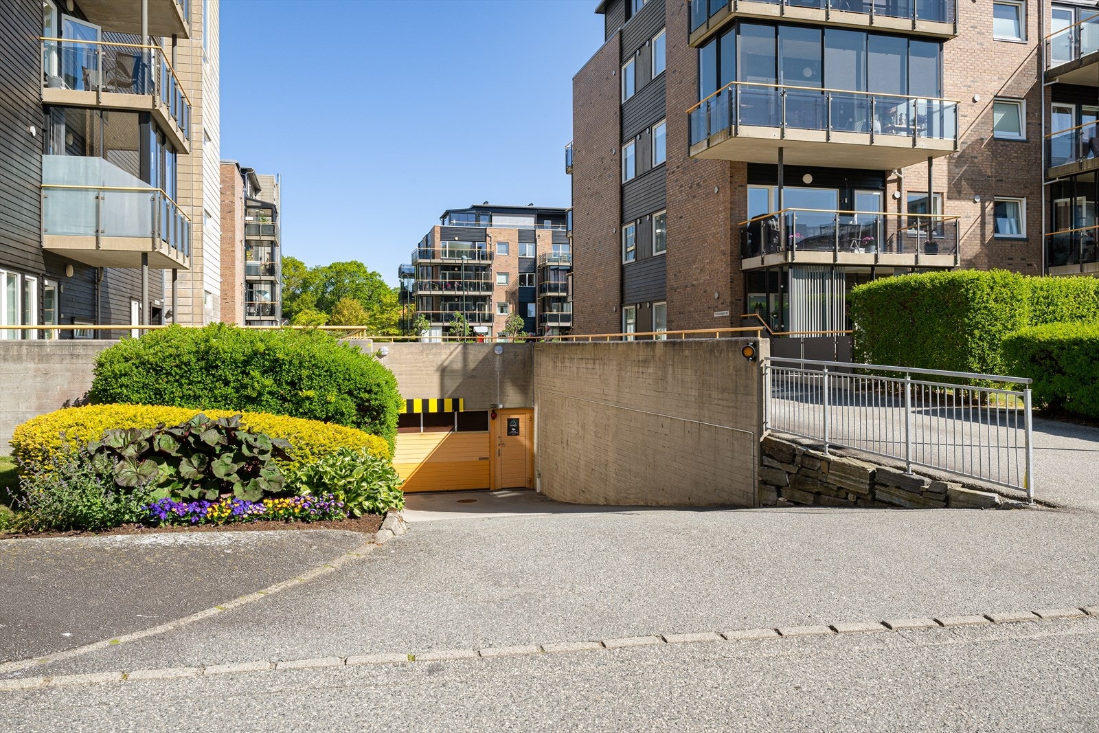 Fast parkeringsplass i lukket anlegg med elbil lader. Galleribilde