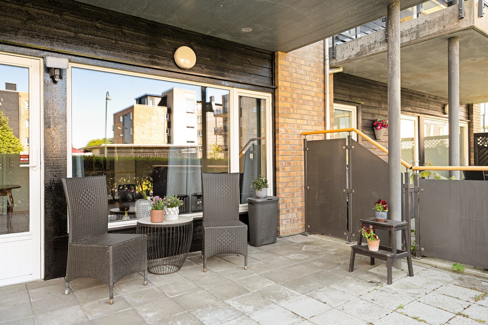 Uteområdet fungerer utmerket som en forlengelse av stuesonen i sommerhalvåret. Det foreligger godkjenning fra kommunen og sameiet til å innglasse deler av uteplassen. Galleribilde