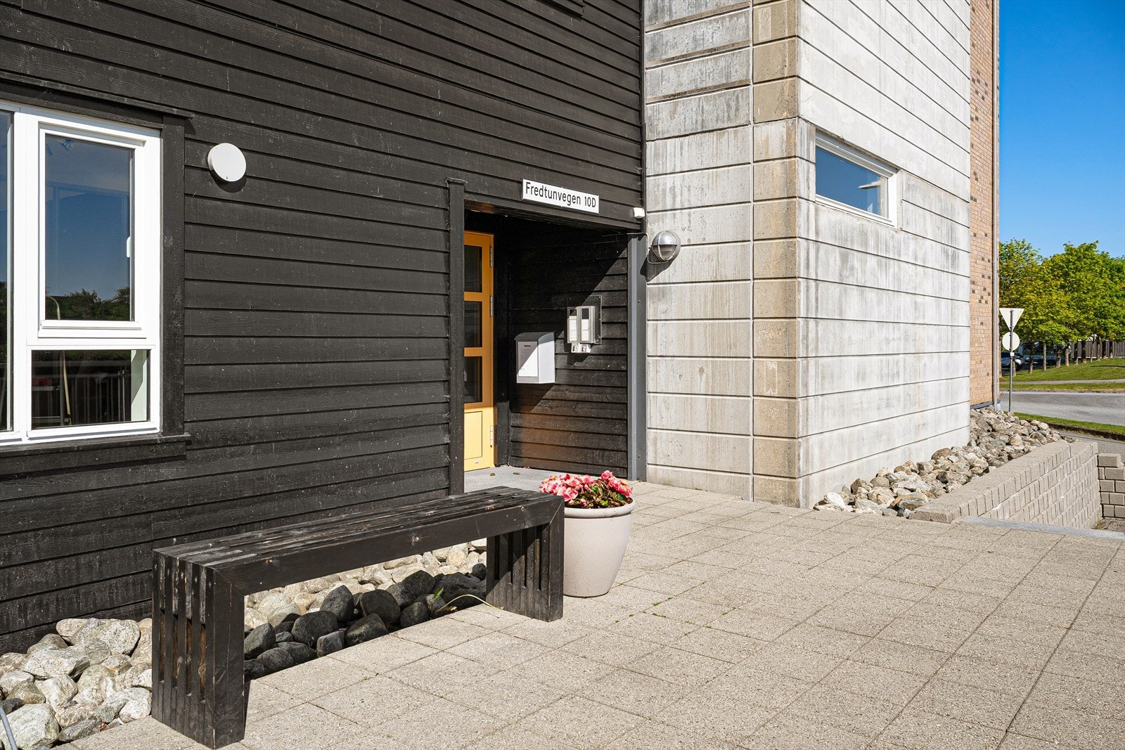 Leiligheten har enkelt trappefri adkomst via fellesområdet i 1. etasje. Galleribilde