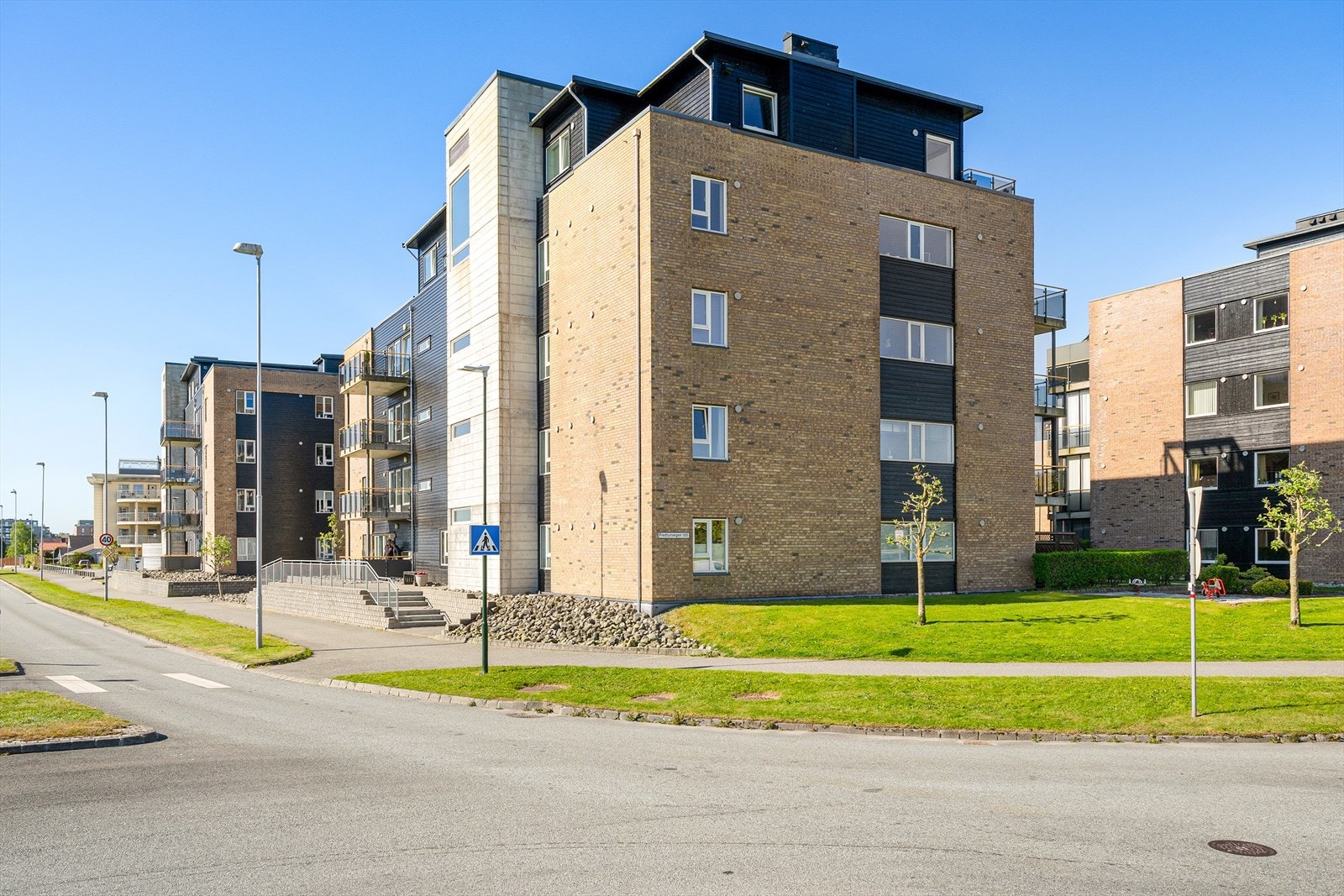 Her bor du i et etablert boligområde med nærhet til de fleste hverdagslige fasiliteter. Velkommen til visning! Galleribilde