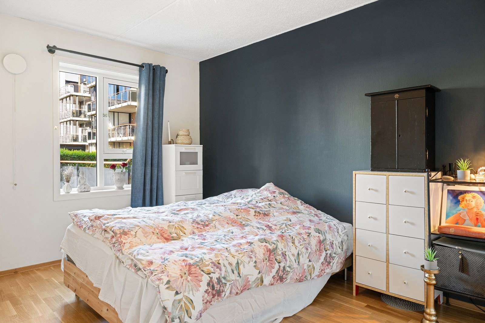 Leilighetens soverom er av god størrelse med plass til dobbeltseng og garderobeløsning som gir muligheter for god lagringsplass. Galleribilde