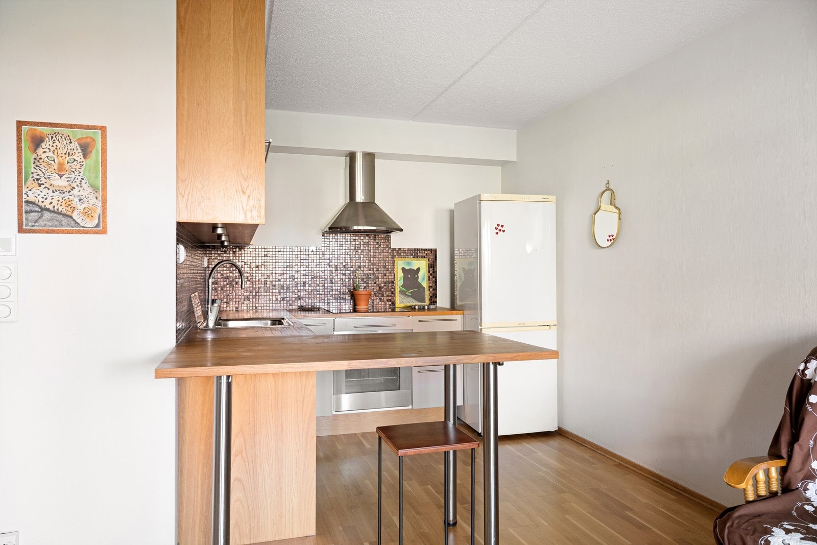 Kjøkkeninnredningen har en tidløs utførelse med slette fronter og benkeplate av tre. Galleribilde