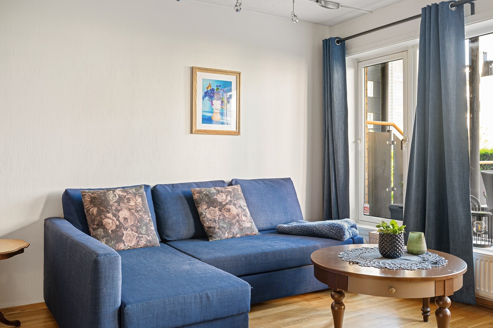 Radiator med vannbåren varme sørger for jevn og god innetemperatur året gjennom. Galleribilde