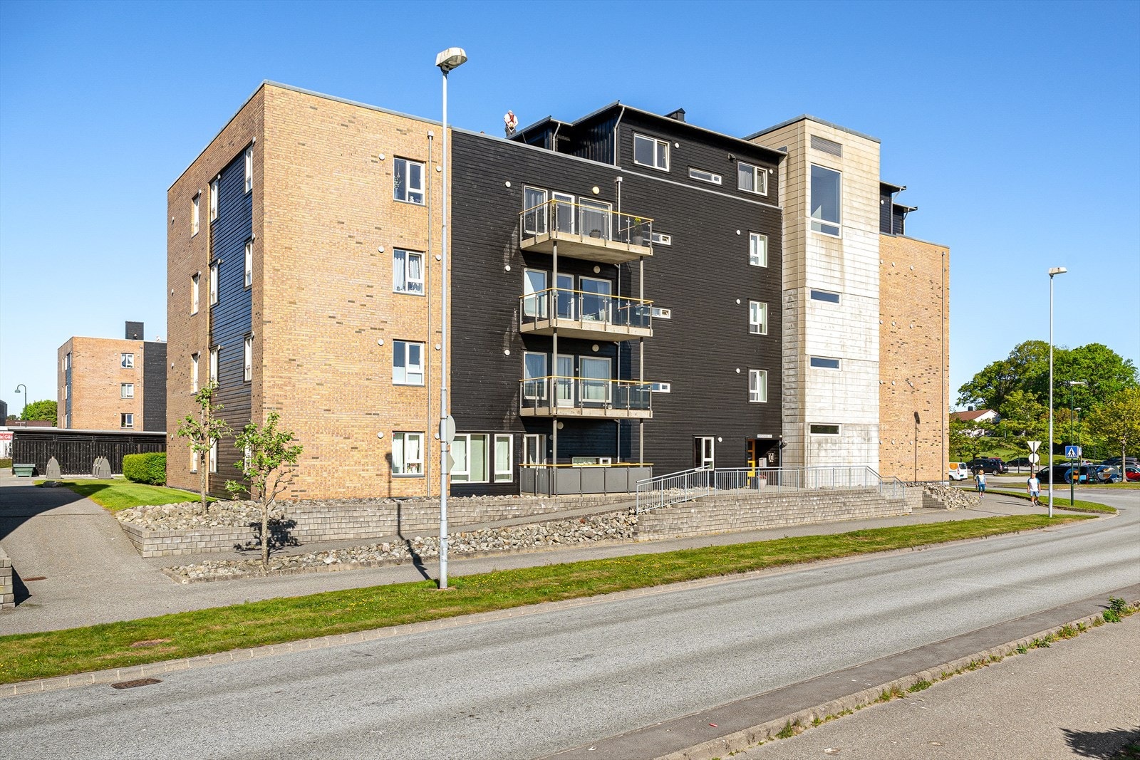 Med leiligheten følger det også en fast parkeringsplass i lukket anlegg og ekstern bod i kjelleretasjen. Galleribilde