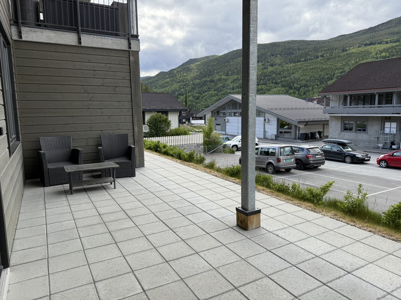 Terresse med heller. Delvis overbygget. Galleribilde