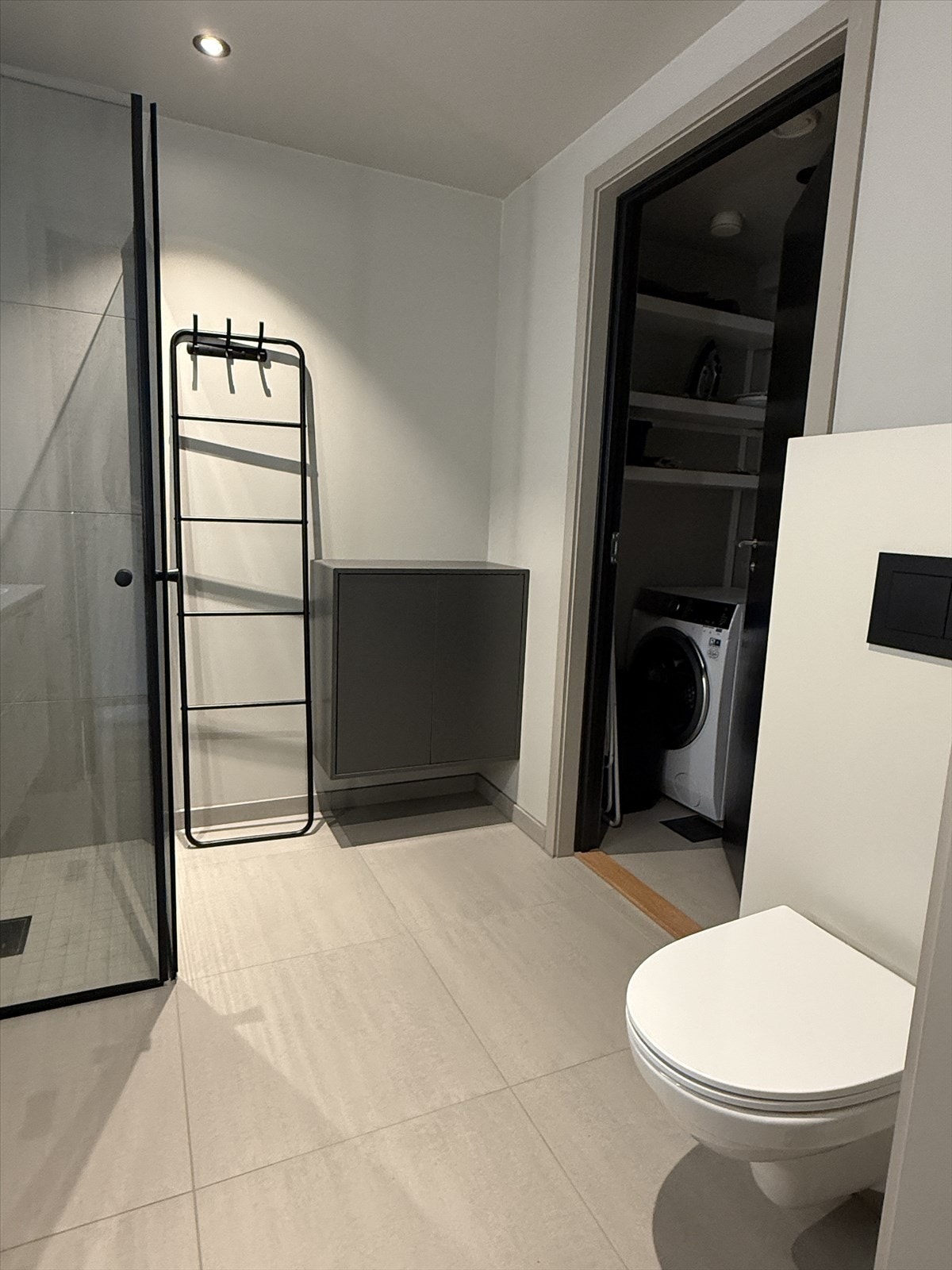 Innenfor badet ligger et eget vaskerom. Galleribilde