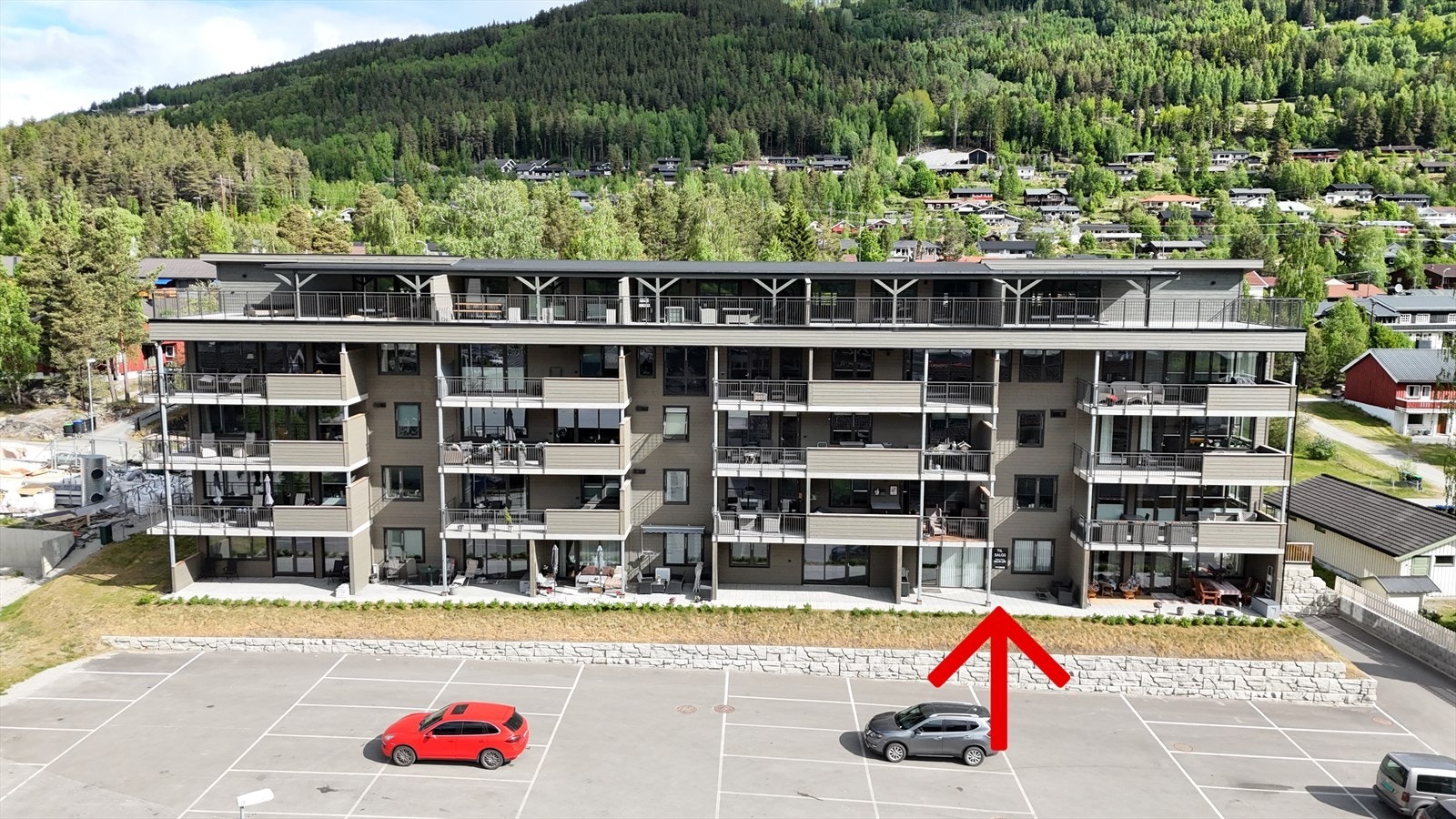 Velkommen til Gymnasvegen 14 og leilighet nr. 1-5 i Gol sentrum. Leiligheten er markert med rød pil. Galleribilde