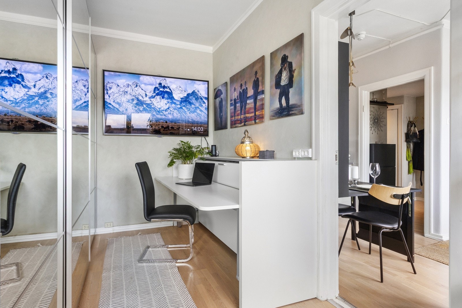 Rommet kan fint benyttes som gjesterom eller hjemmekontor og er innredet med stor skyvedørsgarderobe Galleribilde