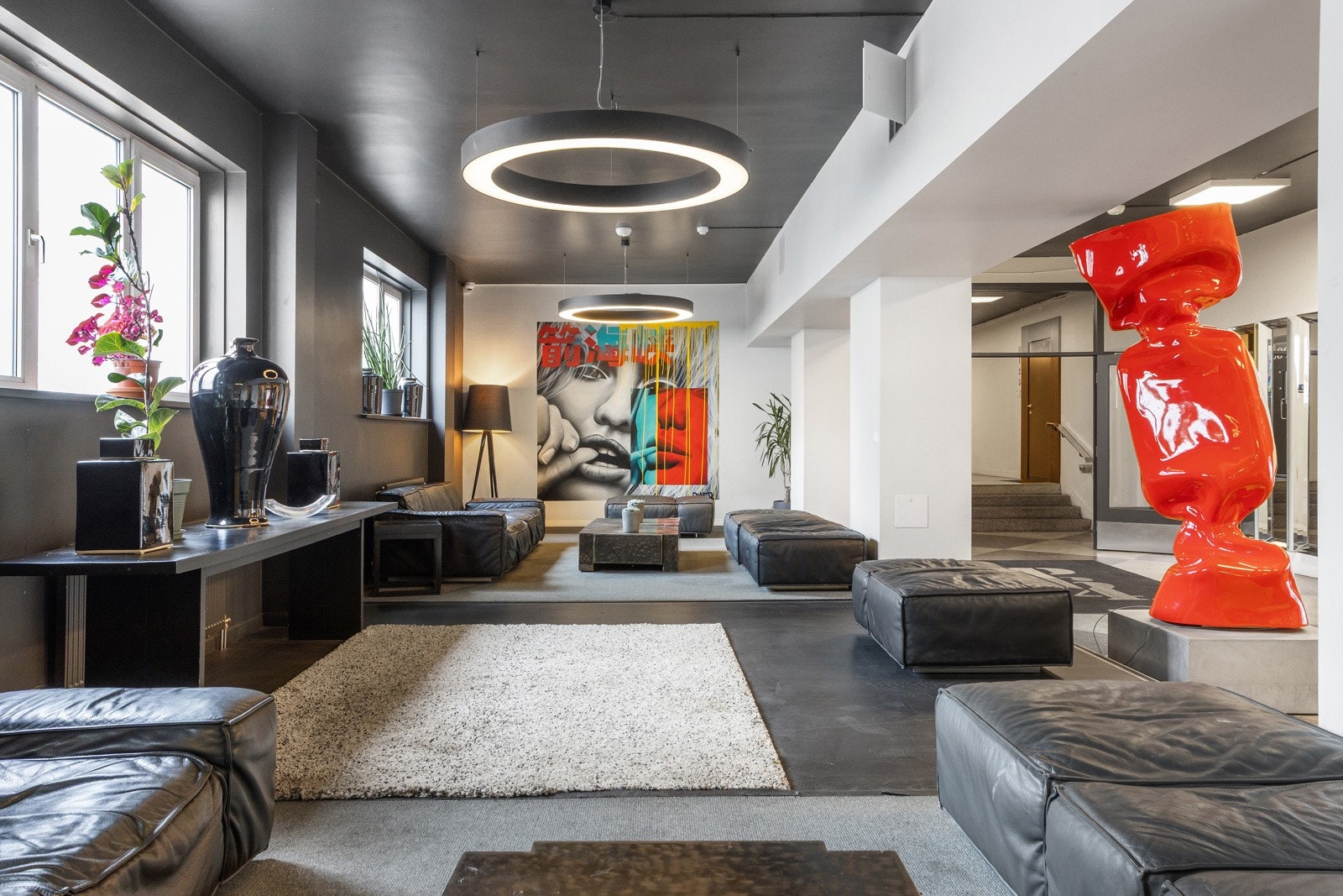 Sameiet har unike fellesareal med stor lounge utsmykket med samtidskunst, spillrom, gamingroom, felles vaskeri og takterrasse Galleribilde