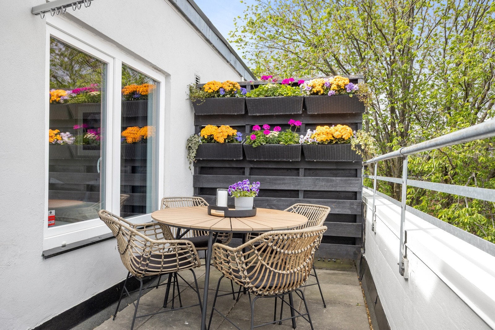 En attraktiv 3-roms selveierleilighet med en godt utnyttet planløsning, stor og hyggelig takterrasse og heis Galleribilde