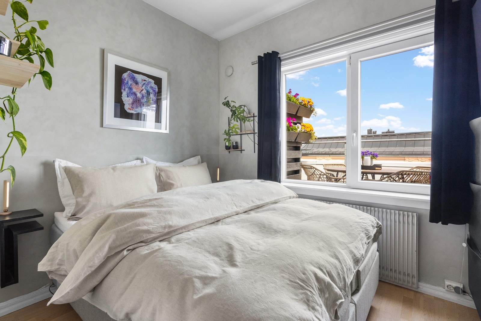Leiligheten har to gode soverom hvorav hovedsoverommet har godt med lysinnslipp og vender ut mot rolig bakgård Galleribilde