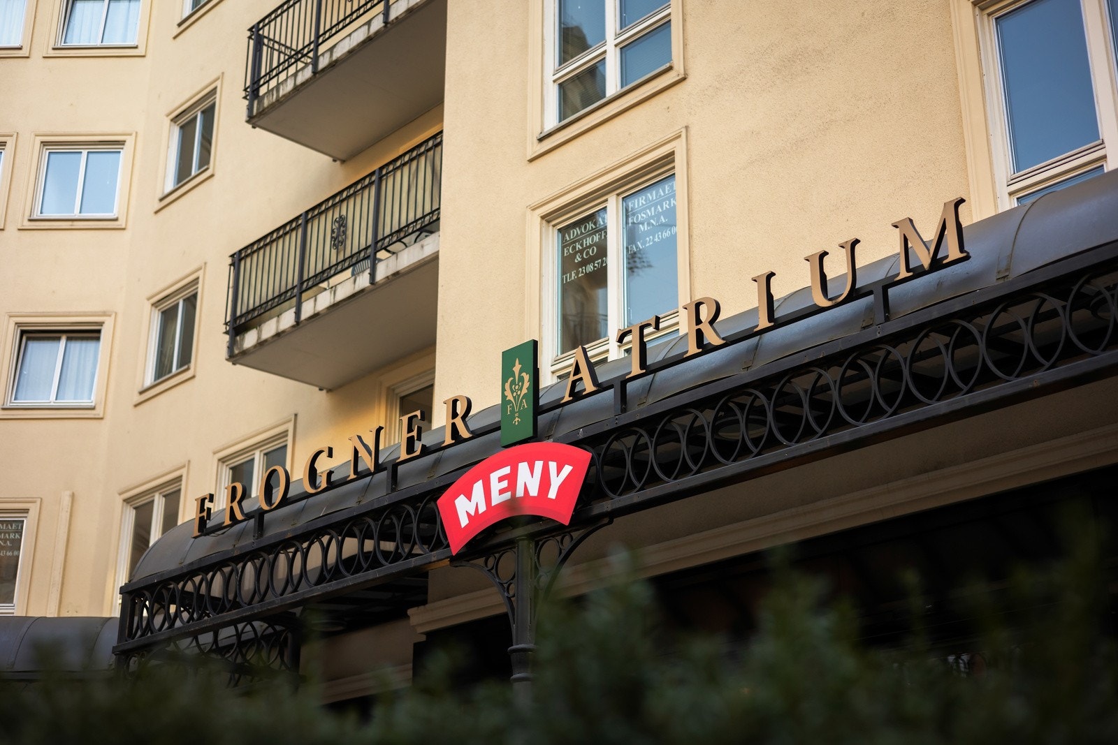 Populære Meny på Frogner Atrium ligger rett i nærheten. Butikken åpnet i 2023 og rommer hele 1900 kvm Galleribilde