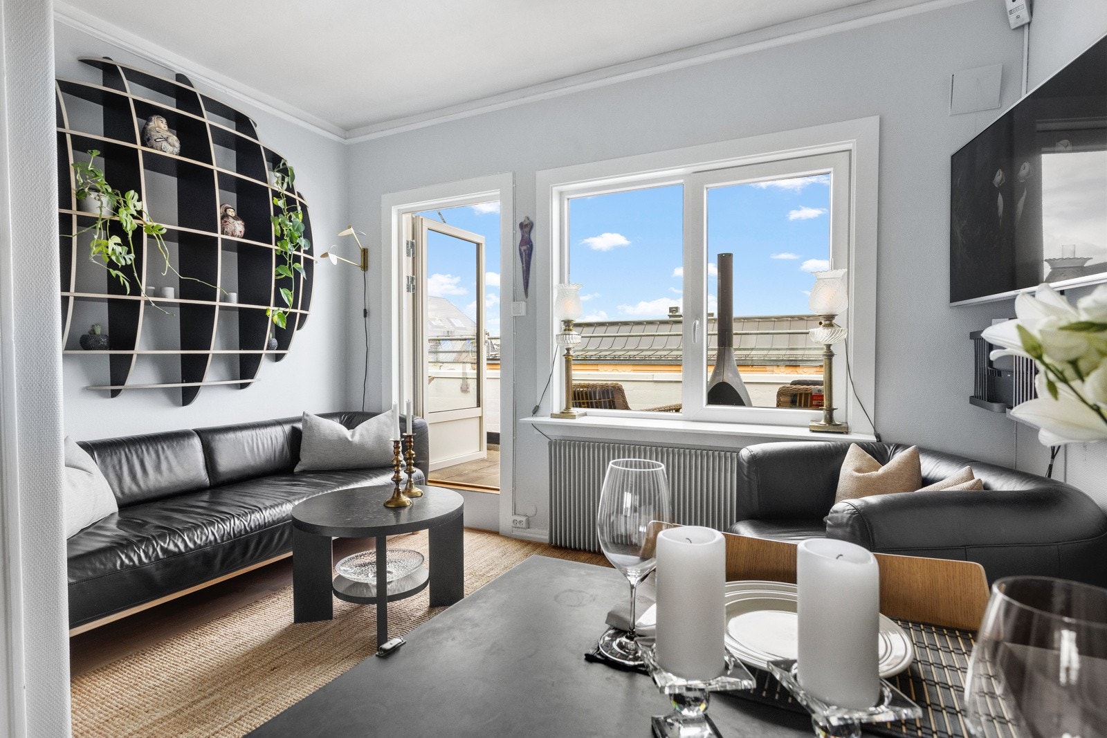 Store vindusflater slipper inn rikelig med naturlig lys, og gir en luftig atmosfære Galleribilde
