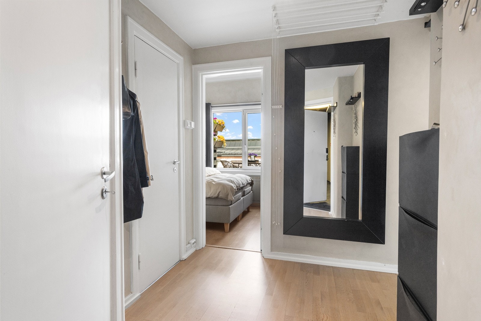 Entré med parkett på gulv, dørcallinganlegg og lysmalte vegger Galleribilde