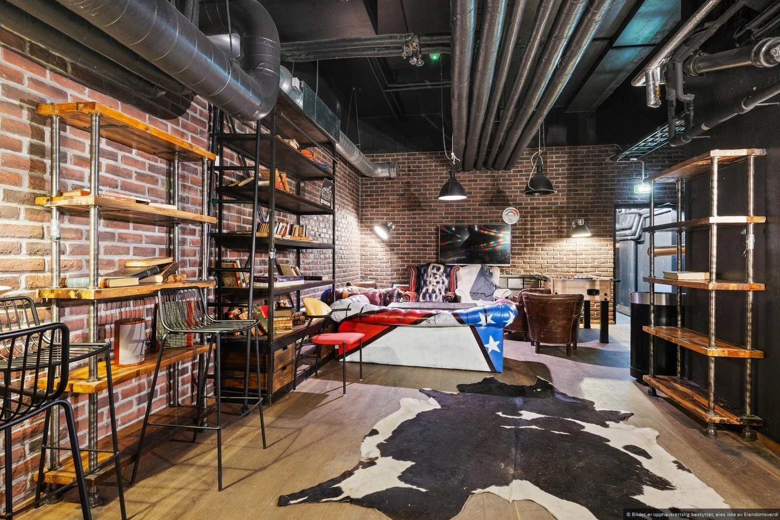 Spillerommet byr på shuffleboard, biljardbord, foosball, dart og brettspill Galleribilde