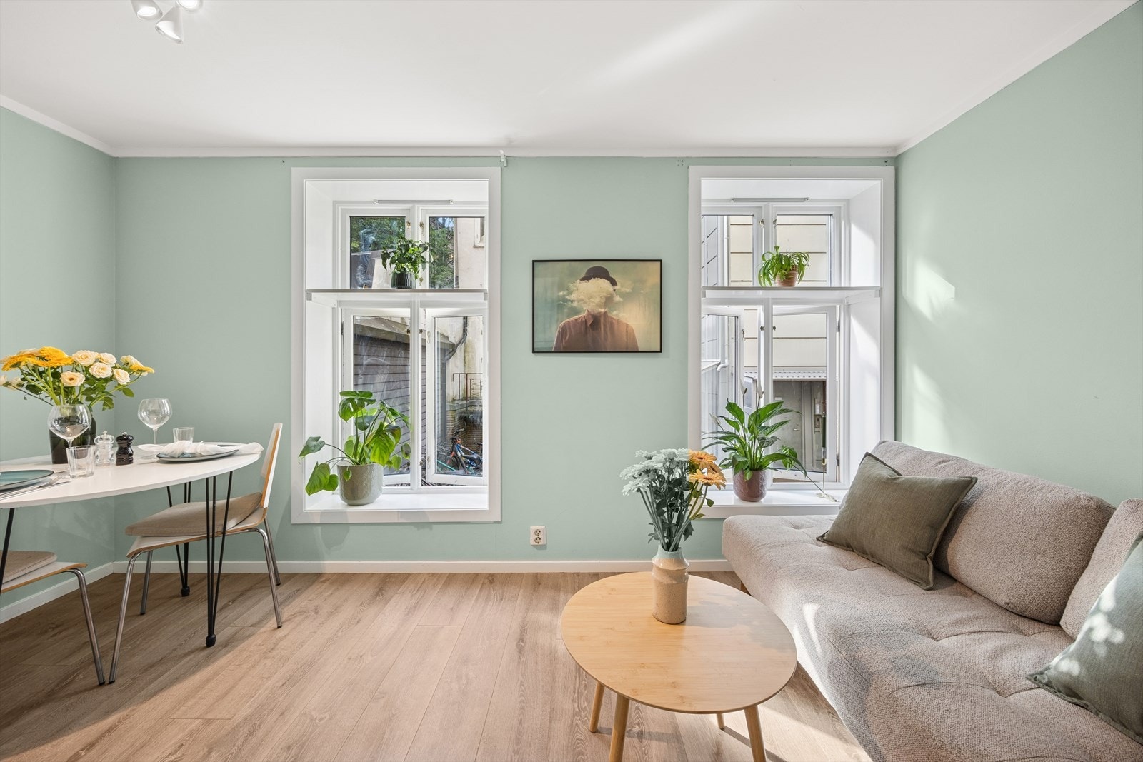 Store vinduer gir rikelig med naturlig lys og bidrar til en åpen og luftig romfølelse. Galleribilde