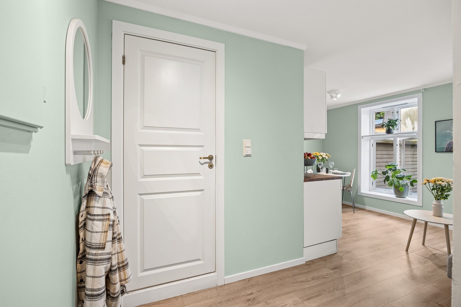 Leiligheten ønsker deg velkommen med en lys og innbydende entré som gir et godt førsteinntrykk allerede ved ankomst. Galleribilde