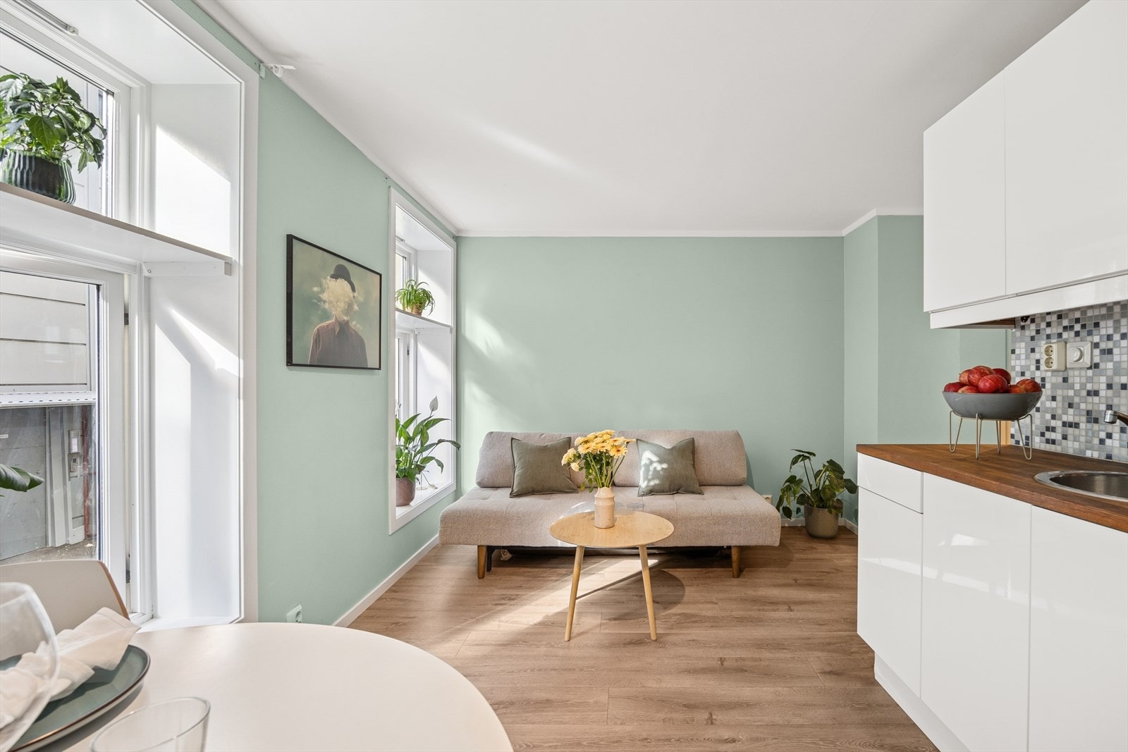 Rommet har en praktisk planløsning med naturlig plass til både sovesofa, spisebord og TV-løsning. Galleribilde