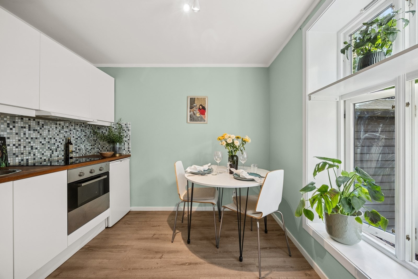 Moderne og stilrent kjøkken med åpen løsning mot stuen. Galleribilde