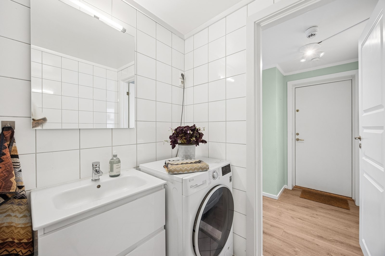 Gulvvarme gir behagelig komfort, og det er opplegg for vaskemaskin - med andre ord, et funksjonelt baderom som dekker alle behov. Galleribilde