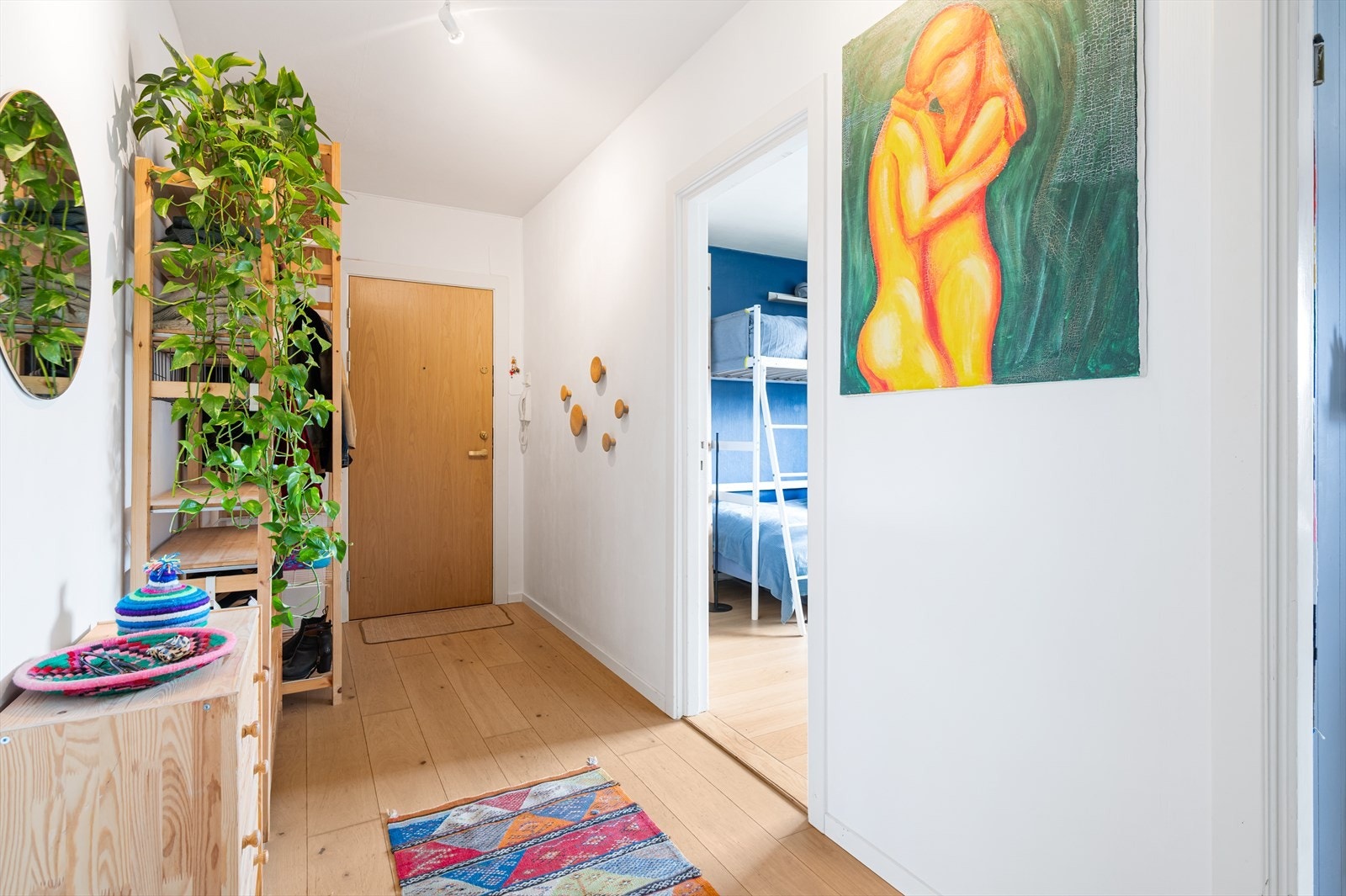 Entréen/gangen har direkte adkomst til alle rom. Galleribilde