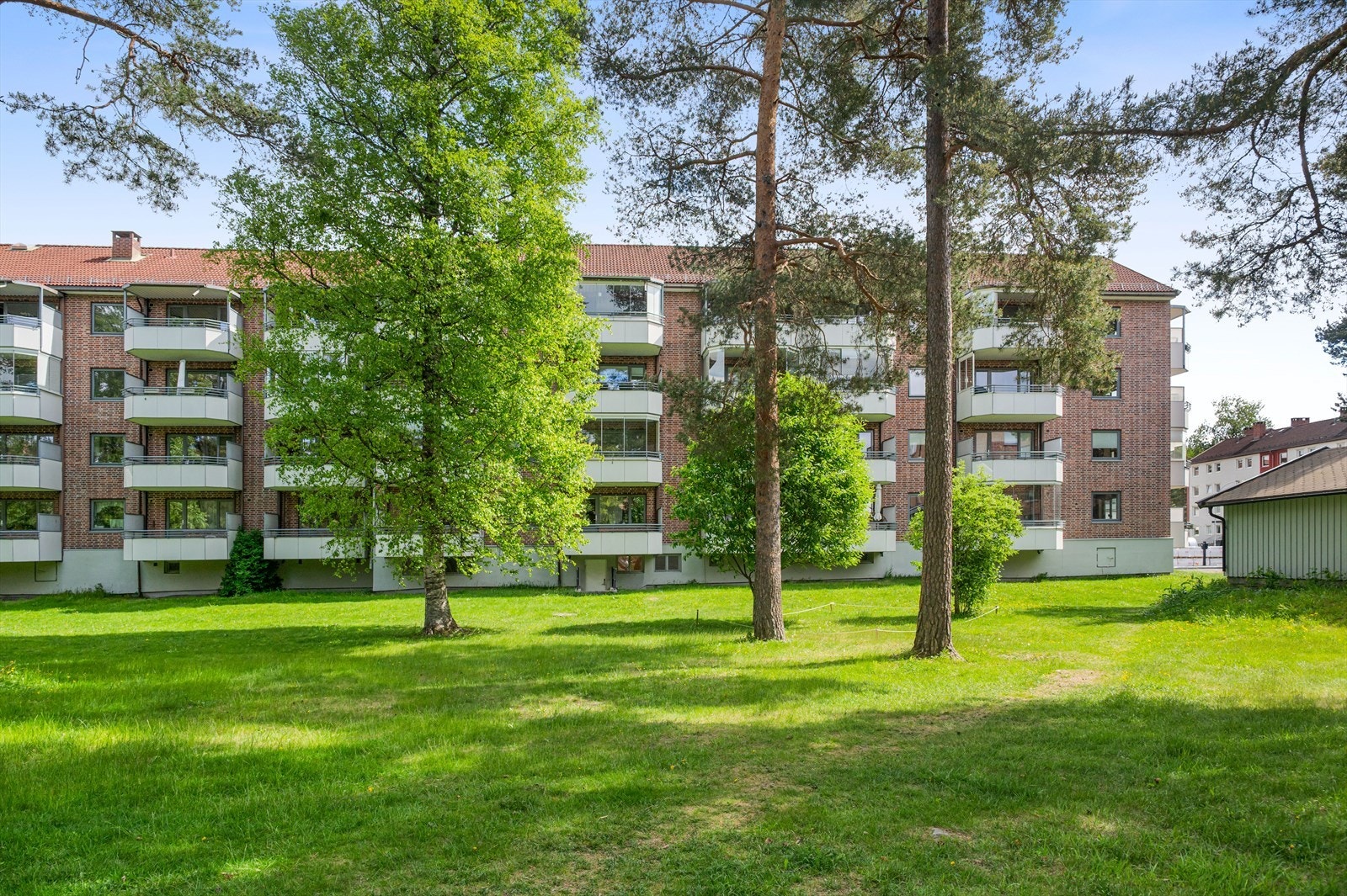 Borettslagets tomt fremstår som ryddig og pent opparbeidet. Tomten er opparbeidet med store grøntområder med naturtomt, plen, trær og prydbusker mellom bygningene. Galleribilde