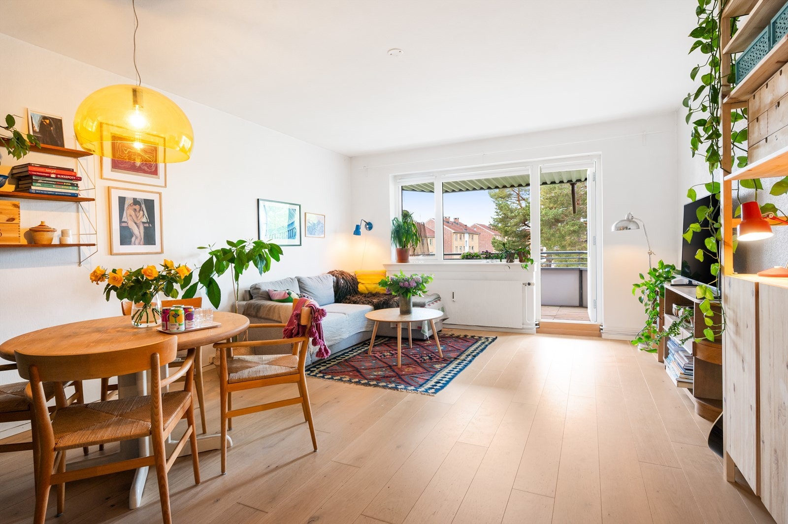 Leiligheten har en god intern beliggenhet i byggets 4. etasje med en fin og gjennomgående planløsning. Galleribilde