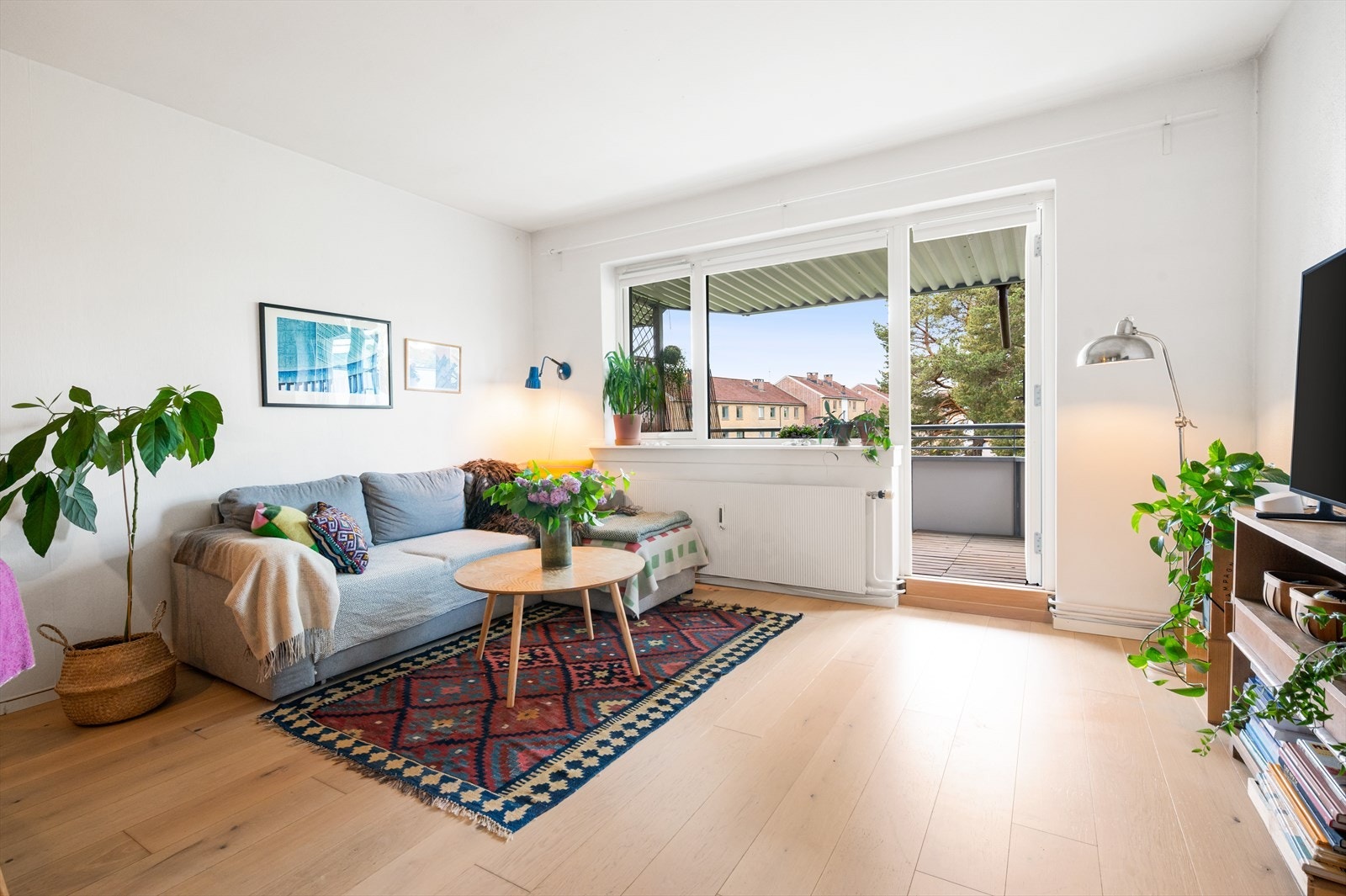 Det er god plass til en hyggelig sofakrok, samt tilhørende Tv møblement. Galleribilde