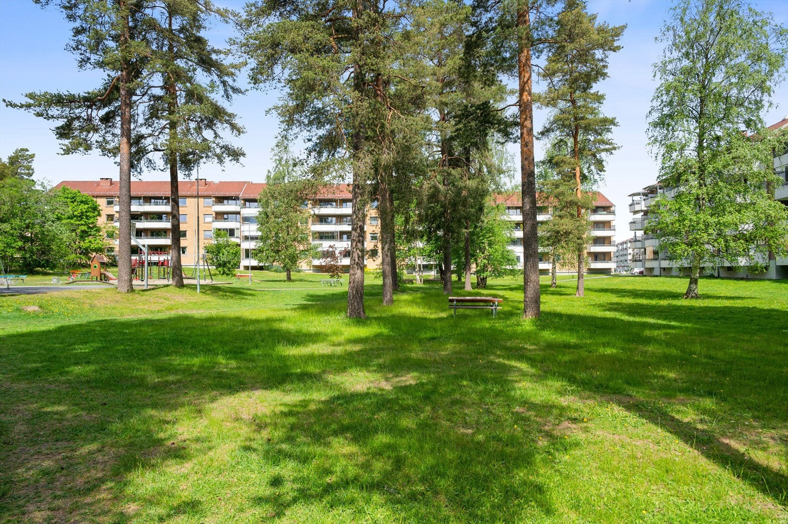 Hyggelige tun med benker, utegriller og lekeplasser for barna. Galleribilde