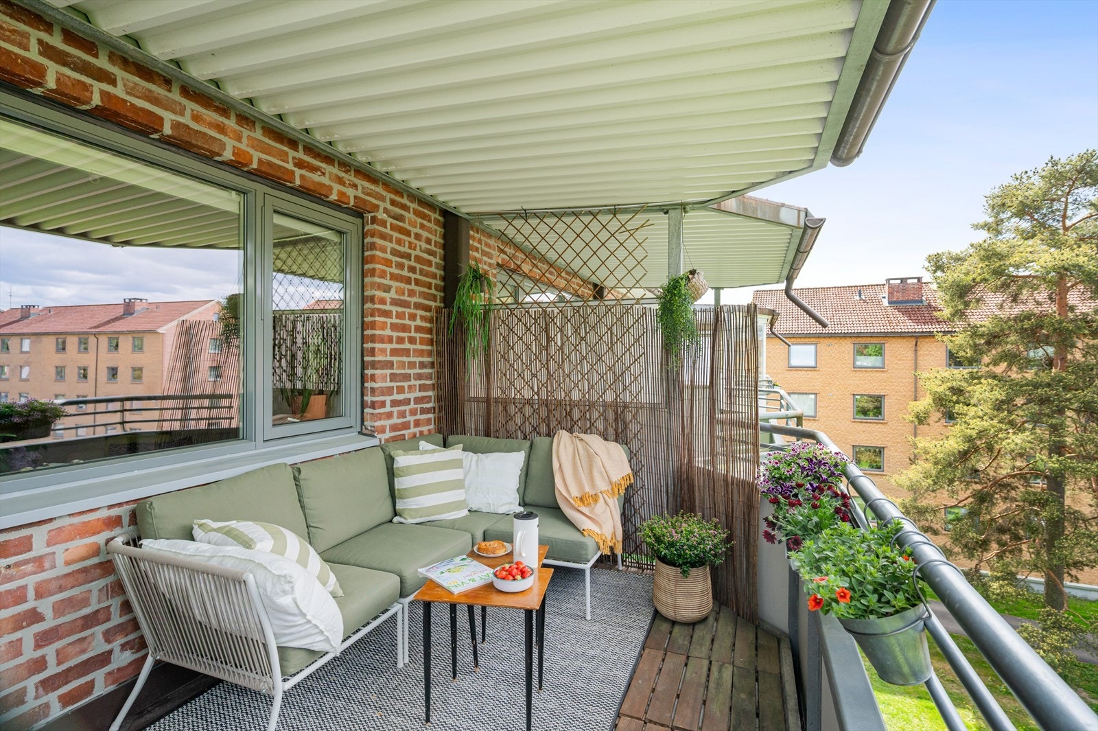 Balkongen fungerer som en forlengelse av stuen på sommerhalvåret - et perfekt samlingsted for hygge. Galleribilde