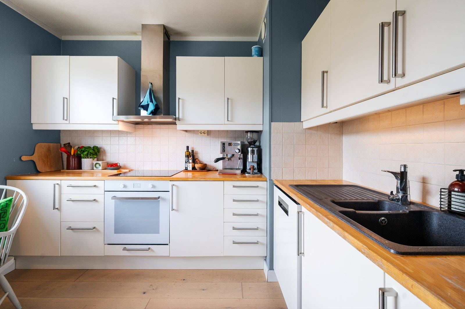 Her er det godt med oppbevaringsplass i skuffer og skap. Galleribilde