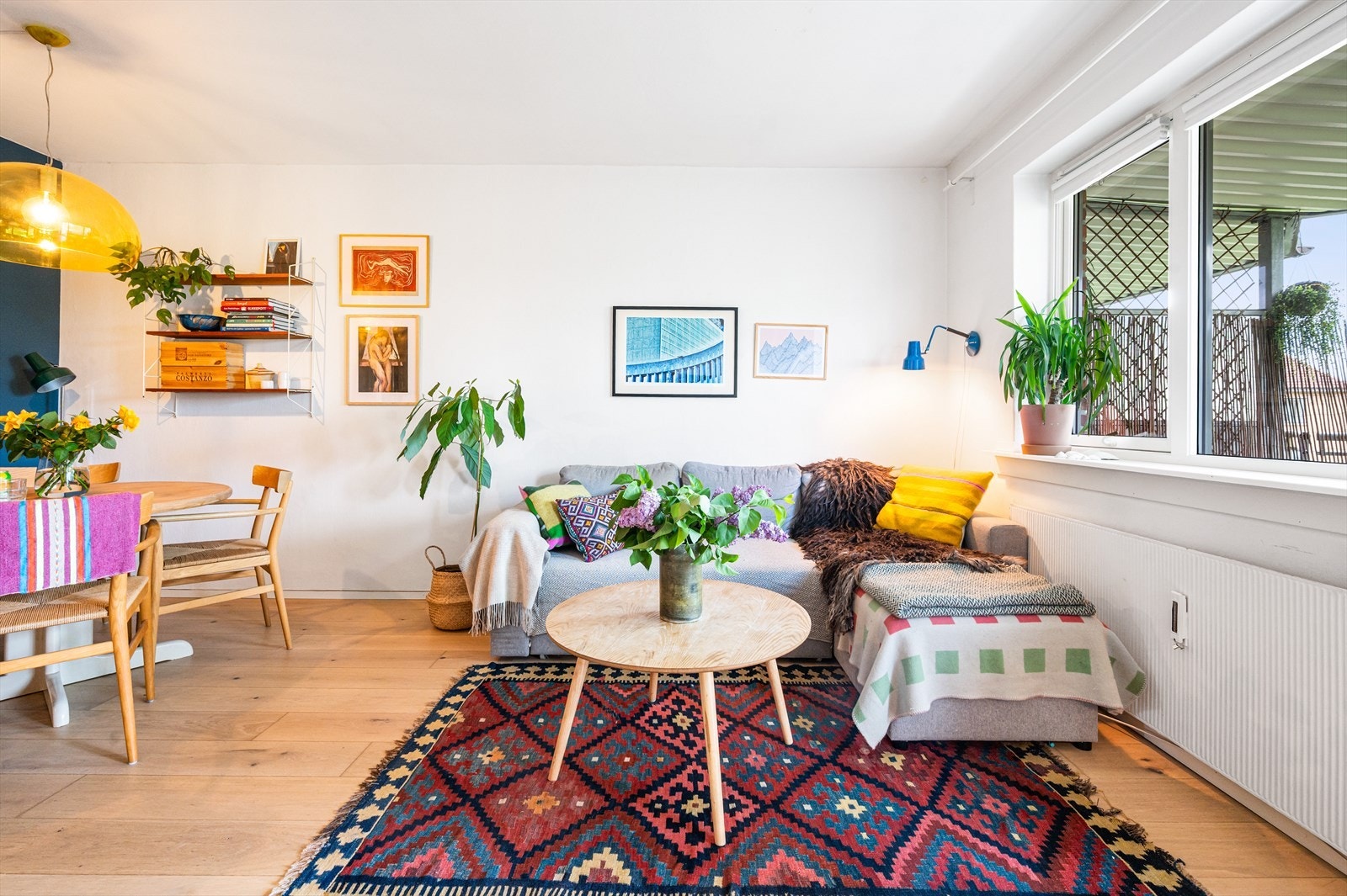 Stuen er av god størrelse og oppleves lys og luftig med sine store vindusflater (2014). Galleribilde