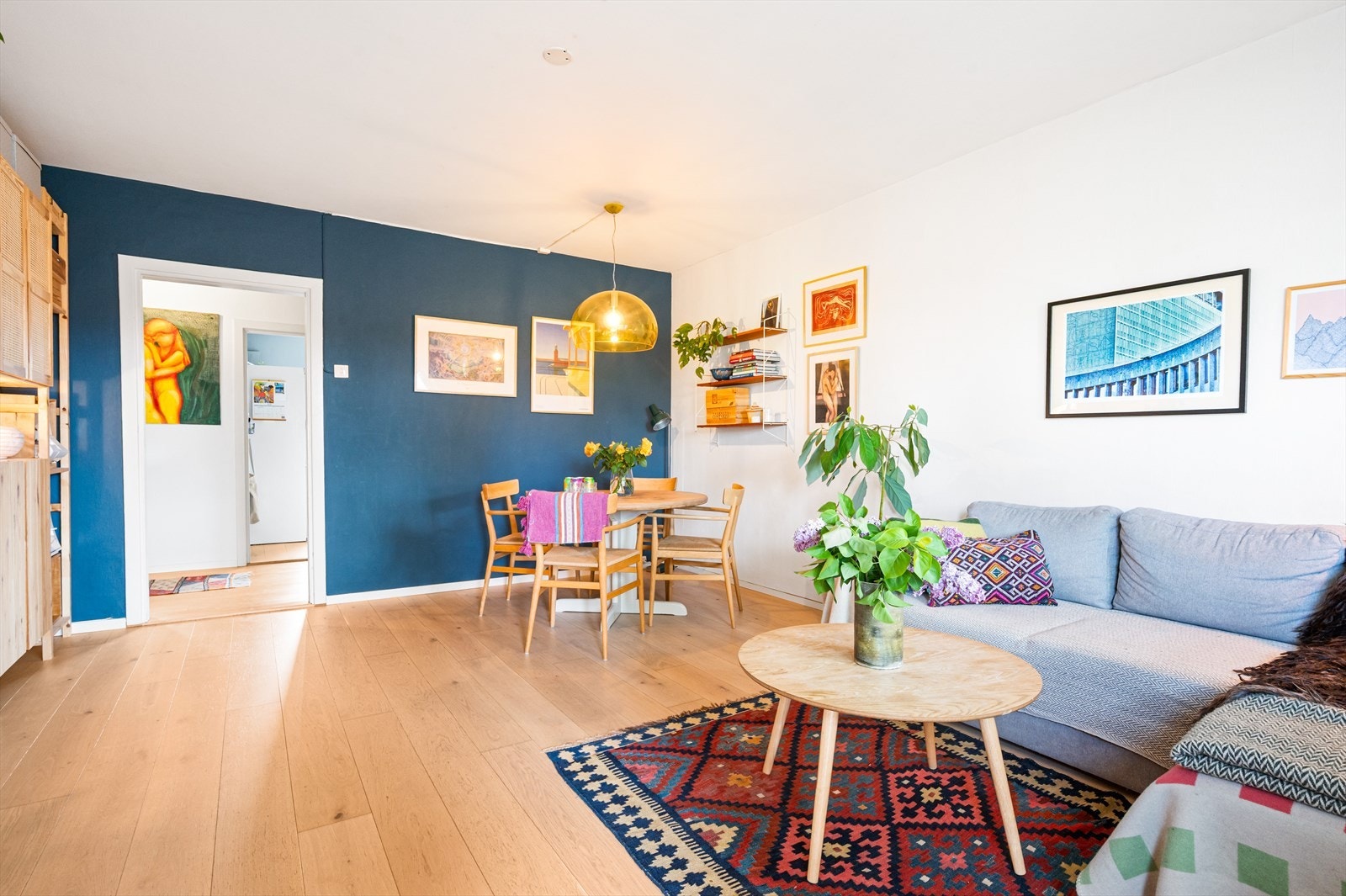 Når vi tar turen inn igjen ser man at det er god plass til en spisegruppe. Galleribilde