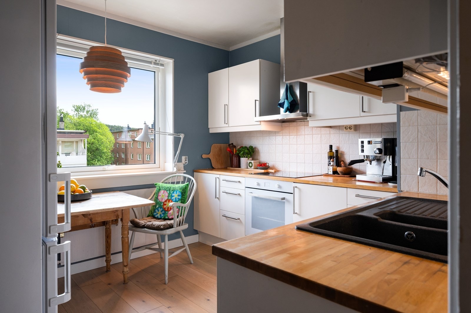 Videre byr leiligheten på et separat kjøkken. Kjøkkenet er delvis oppgradert i 2017. Galleribilde