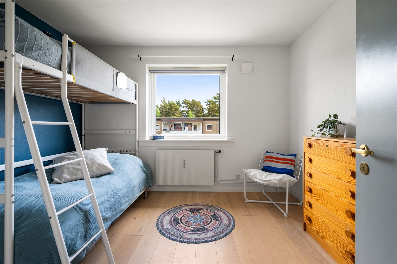 Romslig soverom som ligger svalt mot øst. Galleribilde