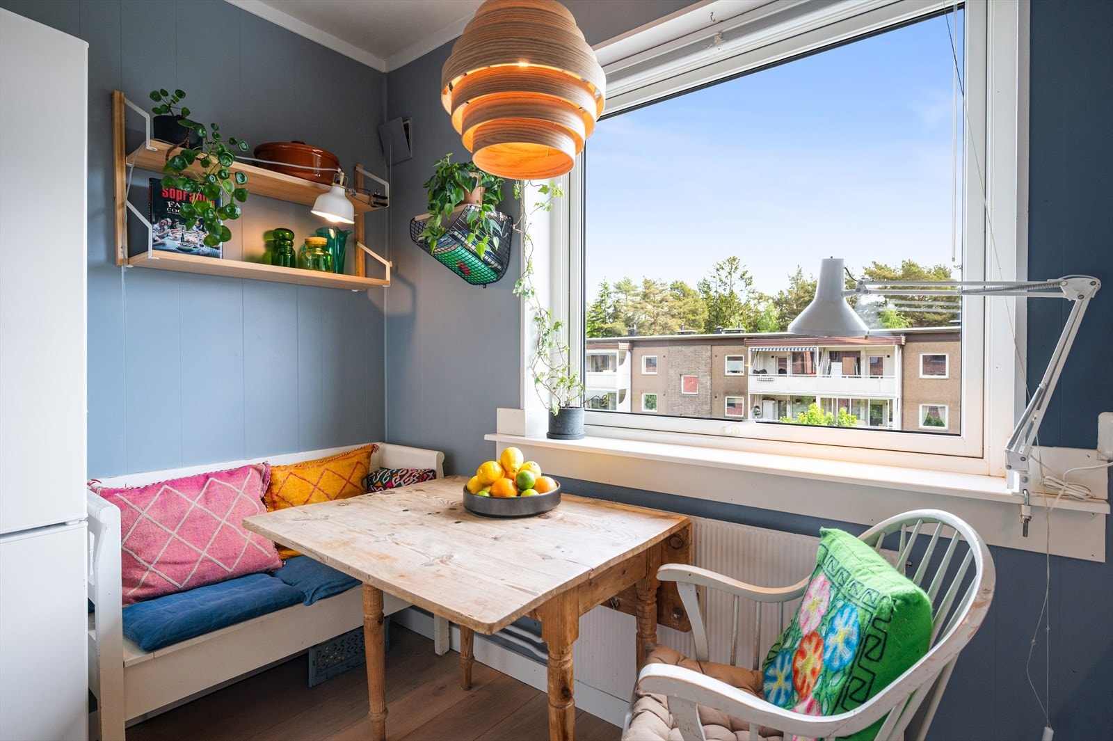 Det er etablert en liten spiseplass ved vinduet, et fint sted å starte dagen med en kaffe eller frokost. Galleribilde