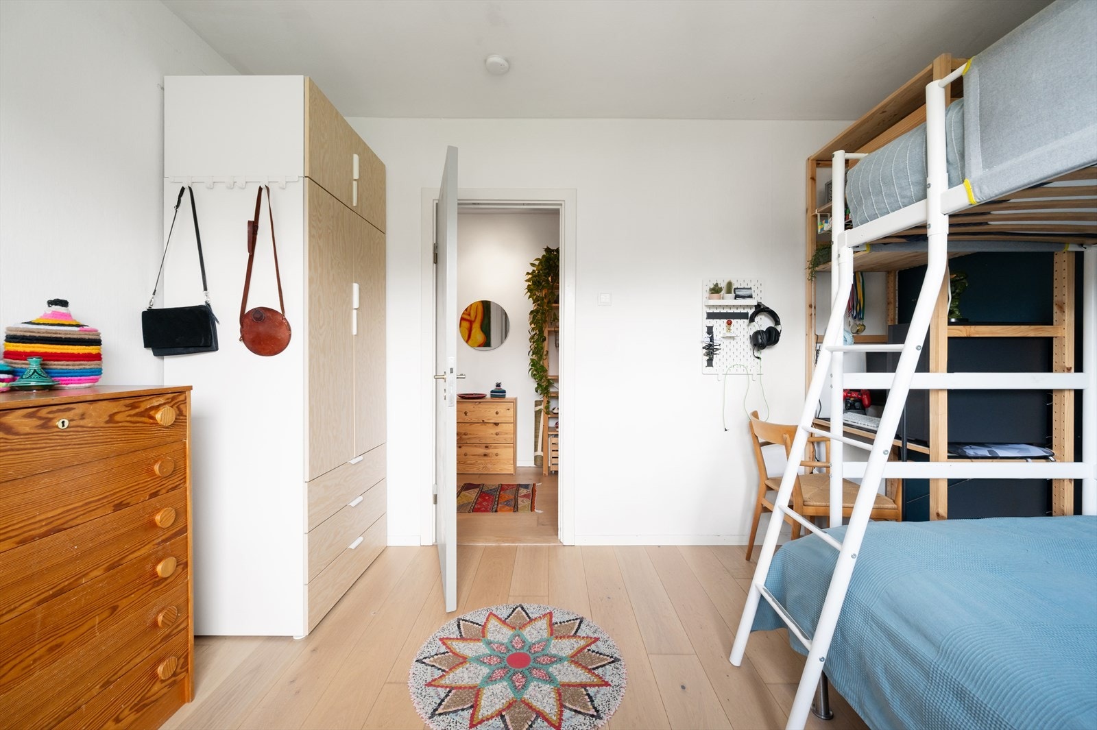 Rommet er innredet med praktisk garderobeskap. Galleribilde