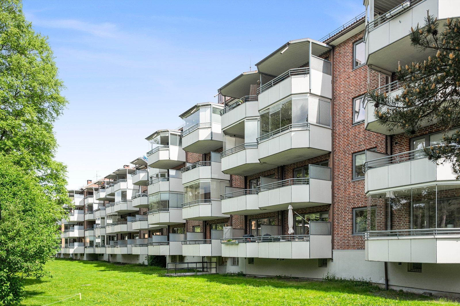 Boligen har god beliggenhet og ligger i 4. etasje, med gode lys- og solforhold. Galleribilde