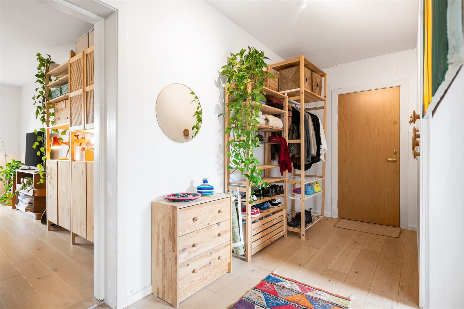 Fin plass til å henge fra seg ytterklær og sette fra seg sko. En hyggelig overgang til stuen. Galleribilde