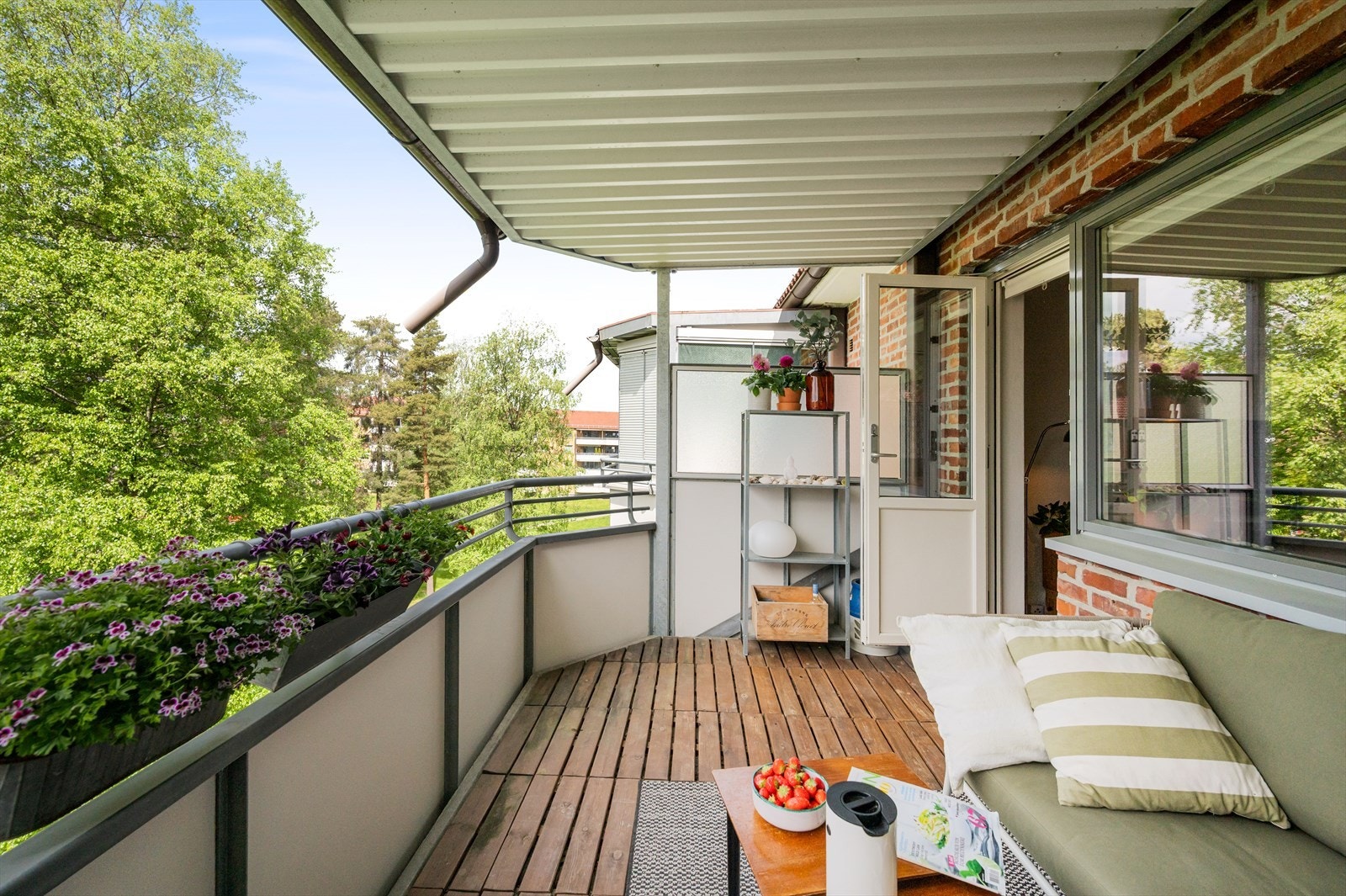 God plass til en liten sofa eller to stoler og bord. Galleribilde