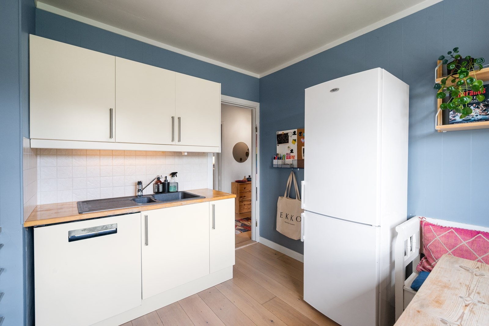 Kjøkkenet utstyrt med integrert platetopp, komfyr, platetopp og oppvaskmaskin. Frittståend kjøl/frys. Galleribilde