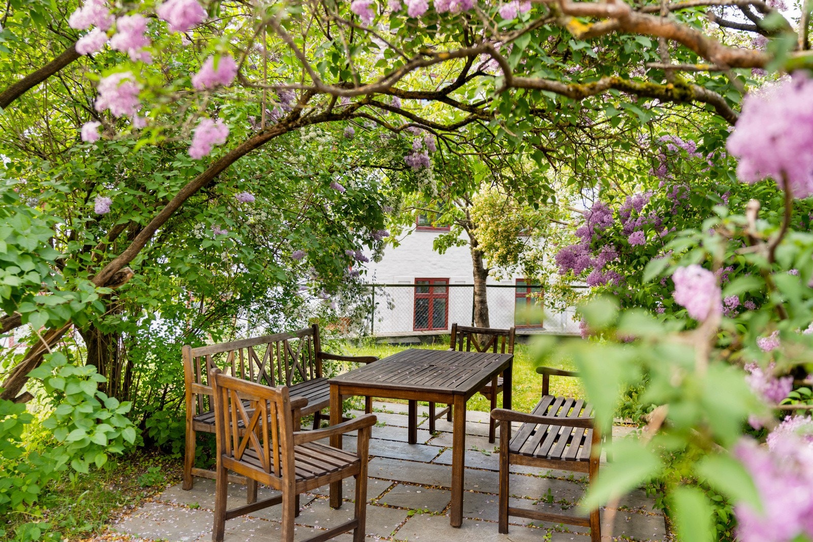 Veldrevet borettslag med en flott opparbeidet bakhage med beplatning, sittegrupper & lekeplass til beboerne Galleribilde