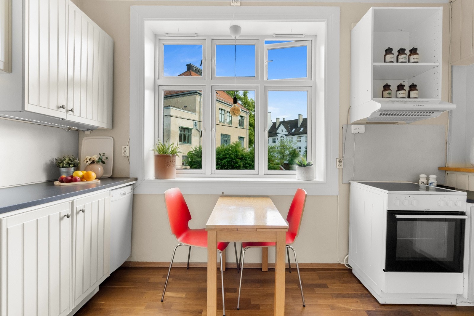 Store vinduer som slipper inn rikelig med naturlig lys og brede vinduskarmer. Vinduene er fra 2004. Galleribilde