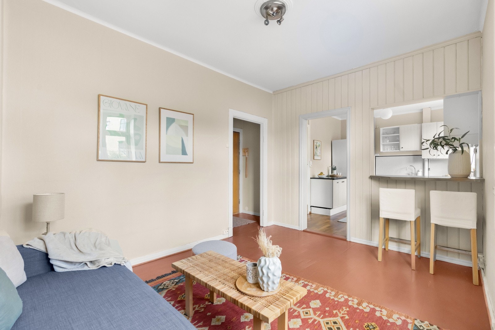 Boligen har i dag en romslig stue i delvis åpen løsning mot kjøkken Galleribilde