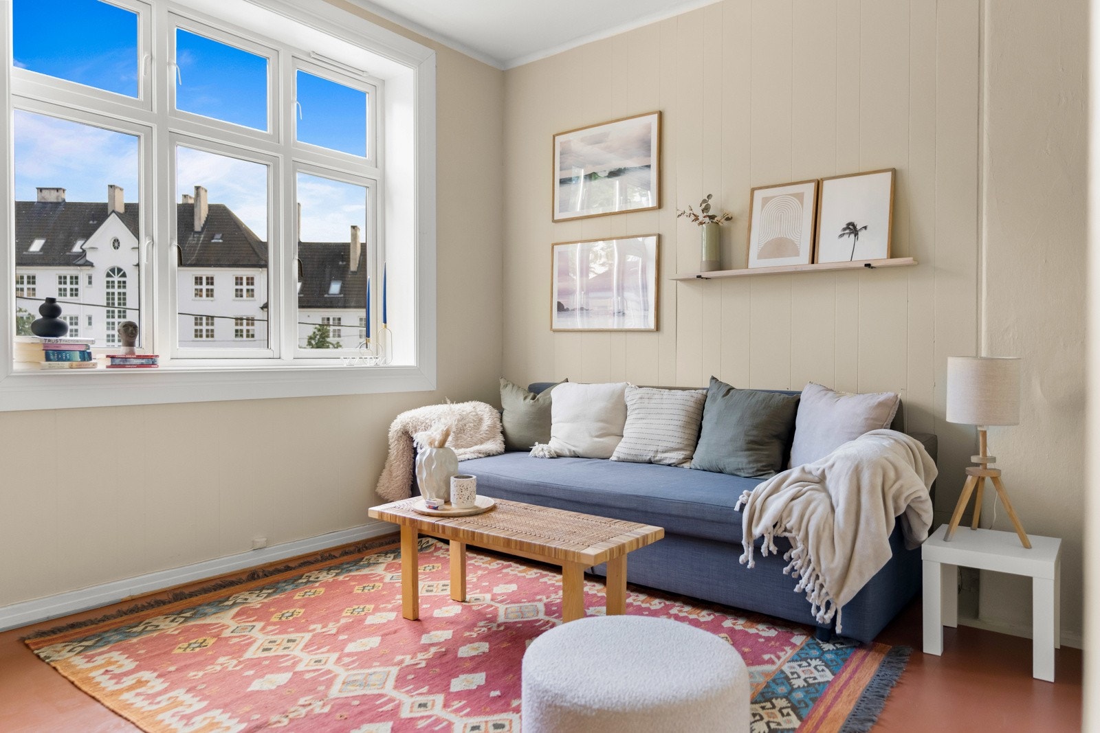 Velkommen til Strømstadgata 4 - En særs hyggelig 1(2)-roms med god takhøyde, store vinduer og nytt bad fra 2022! Galleribilde