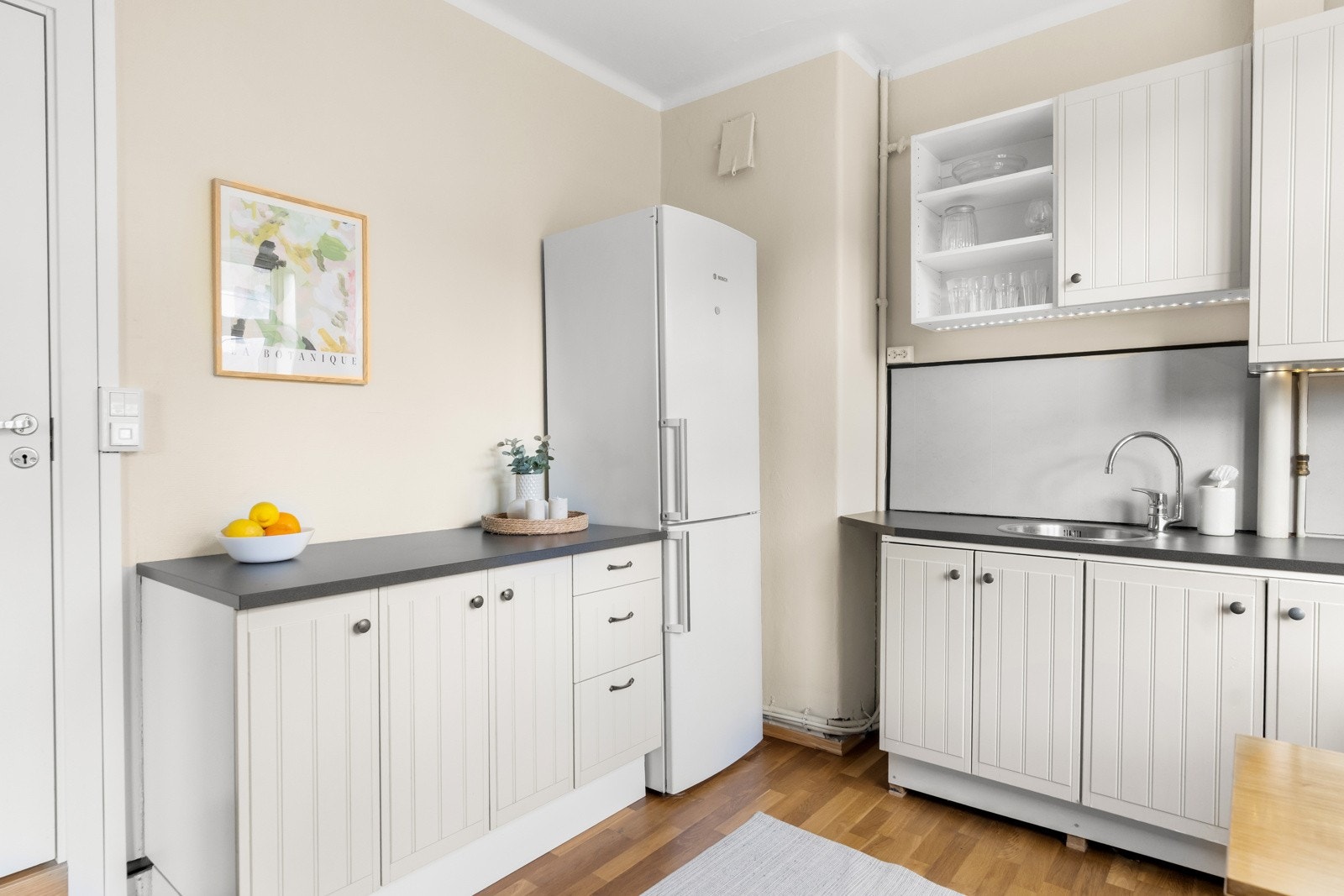 Kjøkkenventilator med kullfilter. Varmtvannsbereder plassert i skap- Galleribilde