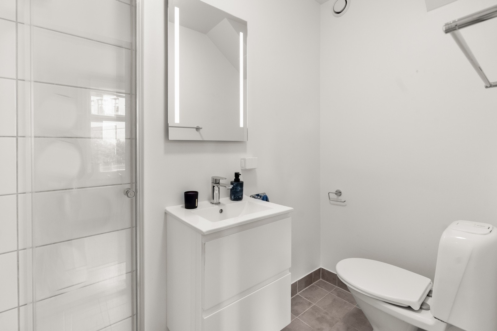 Naturlig ventilasjon i rommet, samt luftespalte under dør for lufttilførsel. Galleribilde