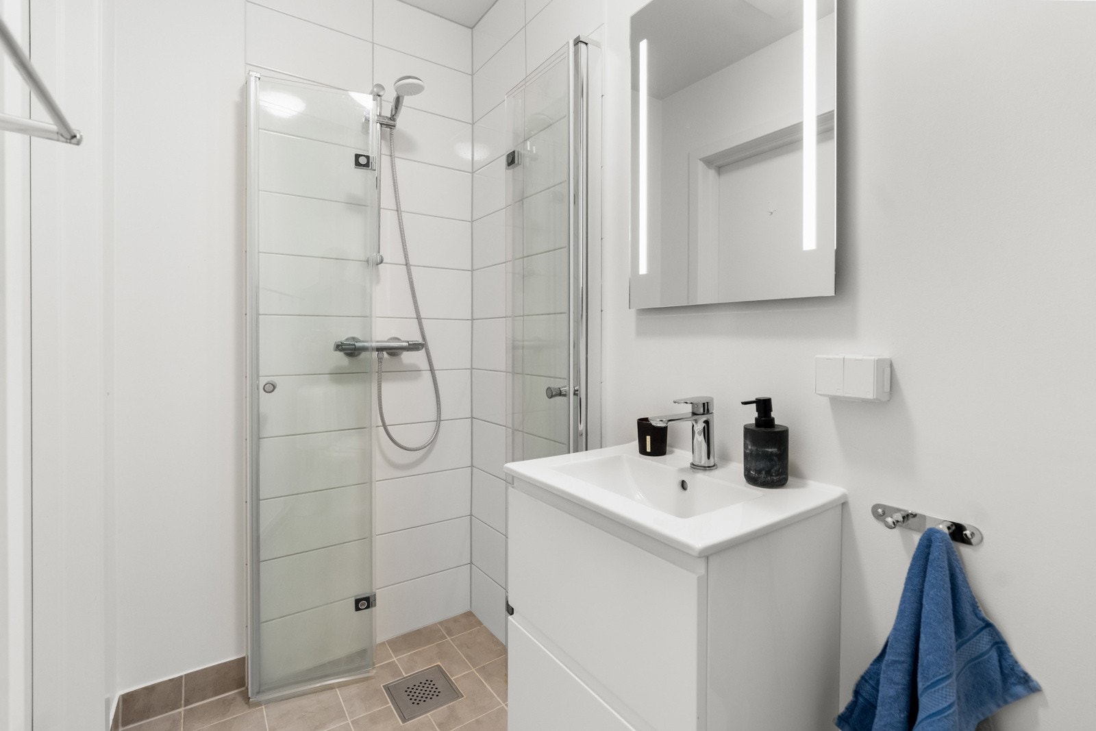 Delikat baderom fra 2022. Badet er utstyrt med gulvstående toalett, dusjhjørne og servant. Galleribilde