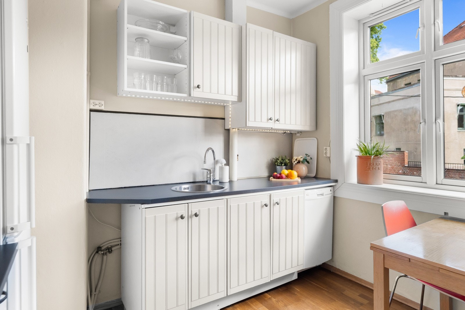 Det er plass til spiseplass på kjøkkenet, med hyggelig utsyn. Galleribilde