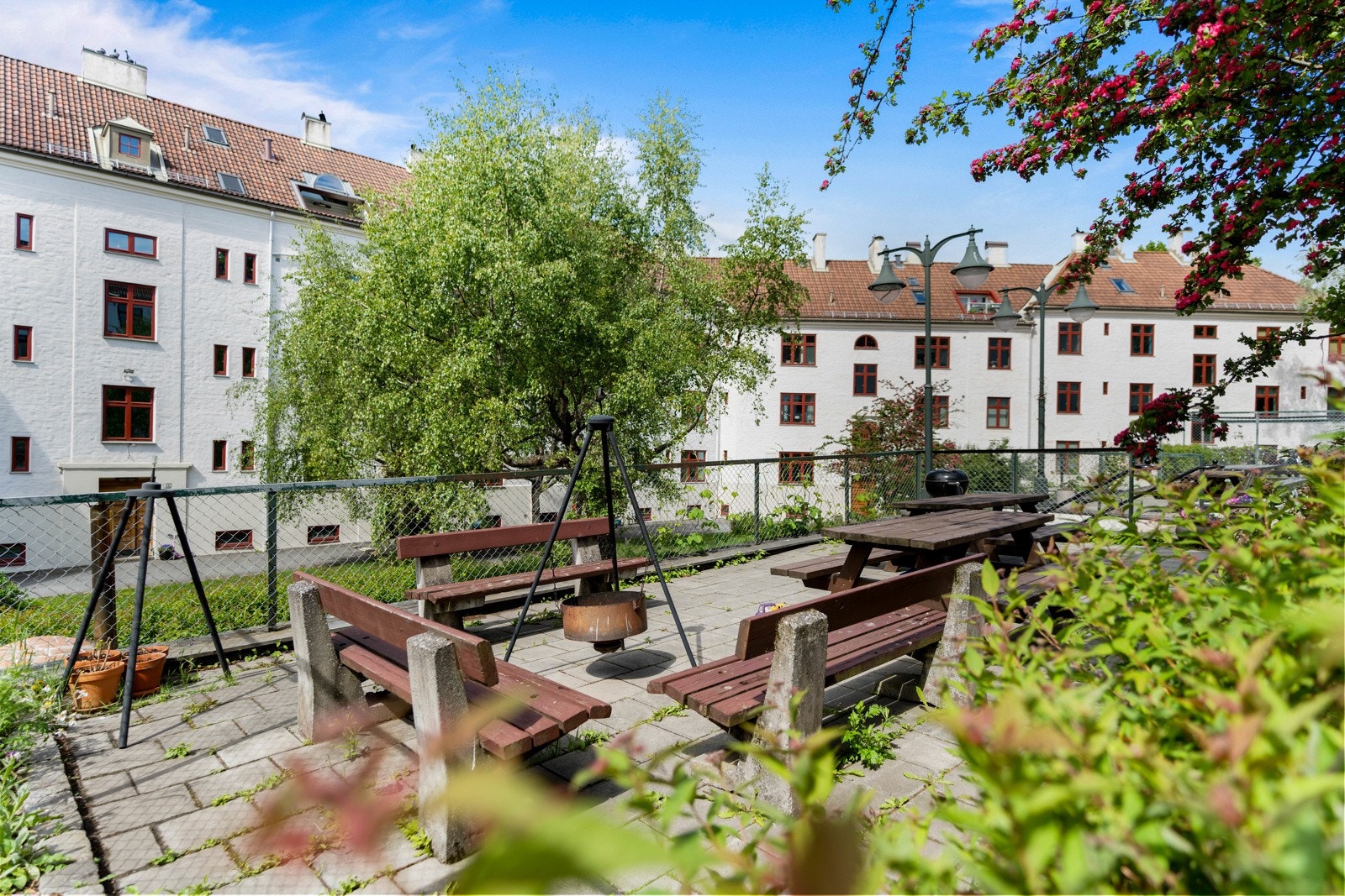 Sittegruppe og grillsone i bakgården. Galleribilde